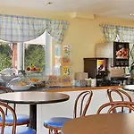 Super 8 By Wyndham Portland/Westbrook Area 