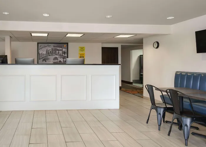 Super 8 By Wyndham Portland/Westbrook Area