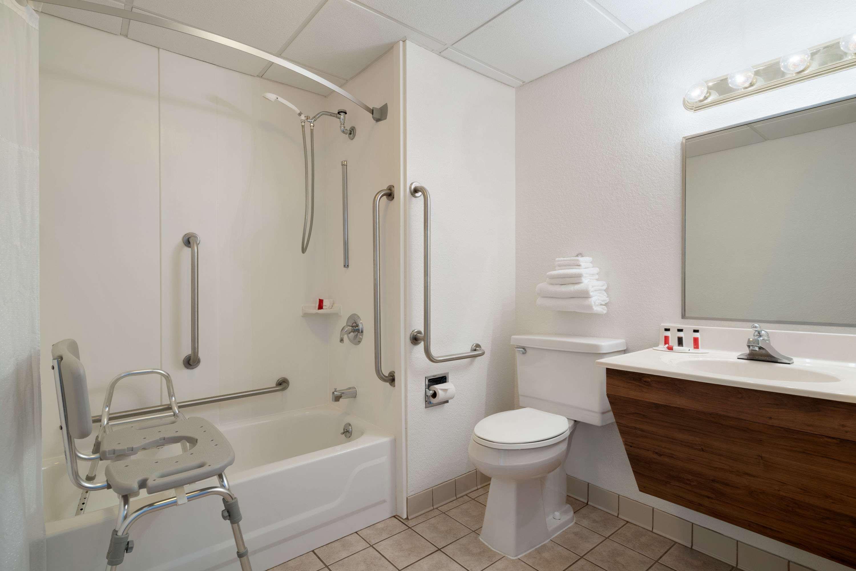 Super 8 By Wyndham Portland/westbrook Area Hotel 2*