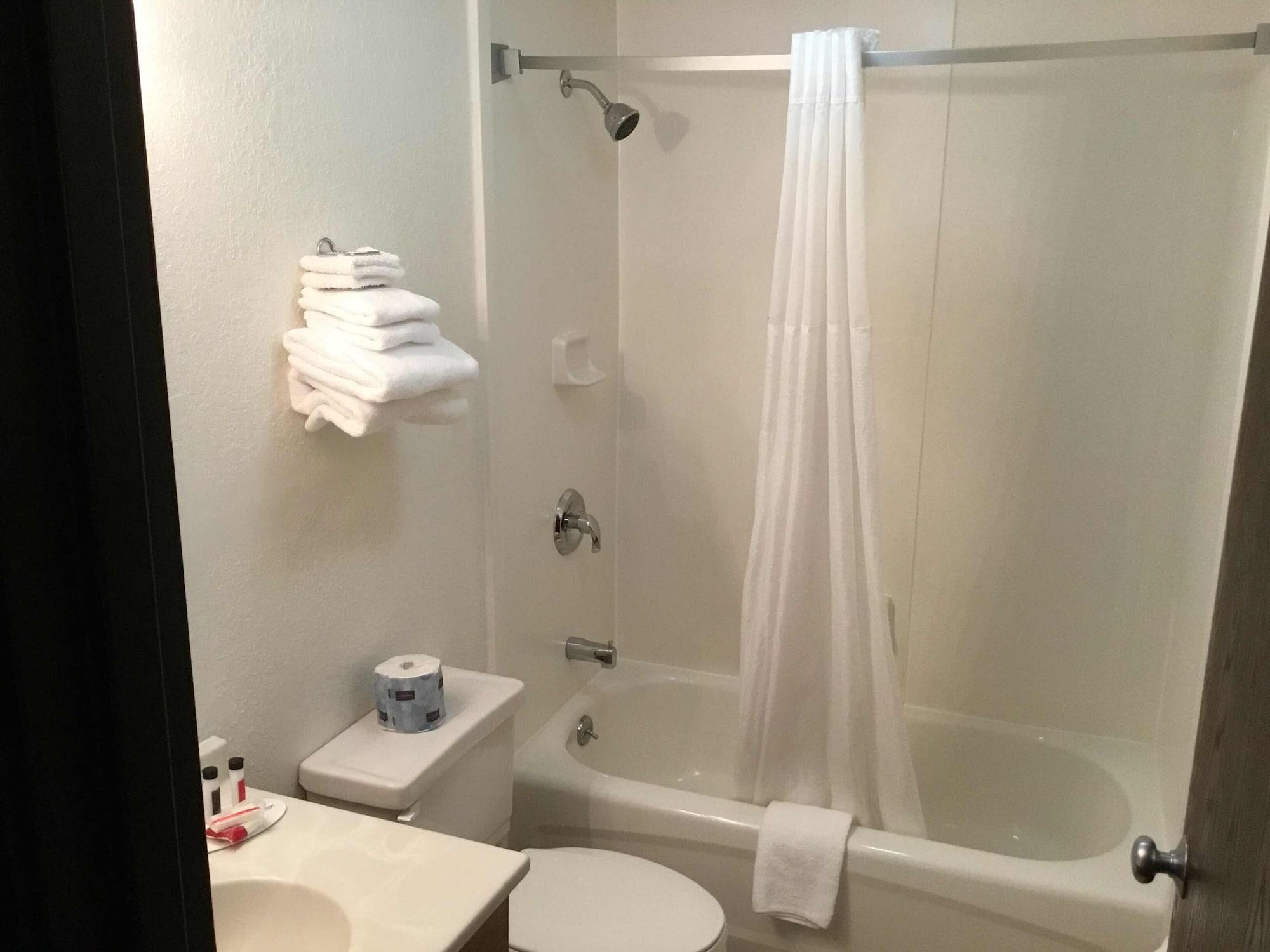 Super 8 By Wyndham Portland/westbrook Area Hotel 2*