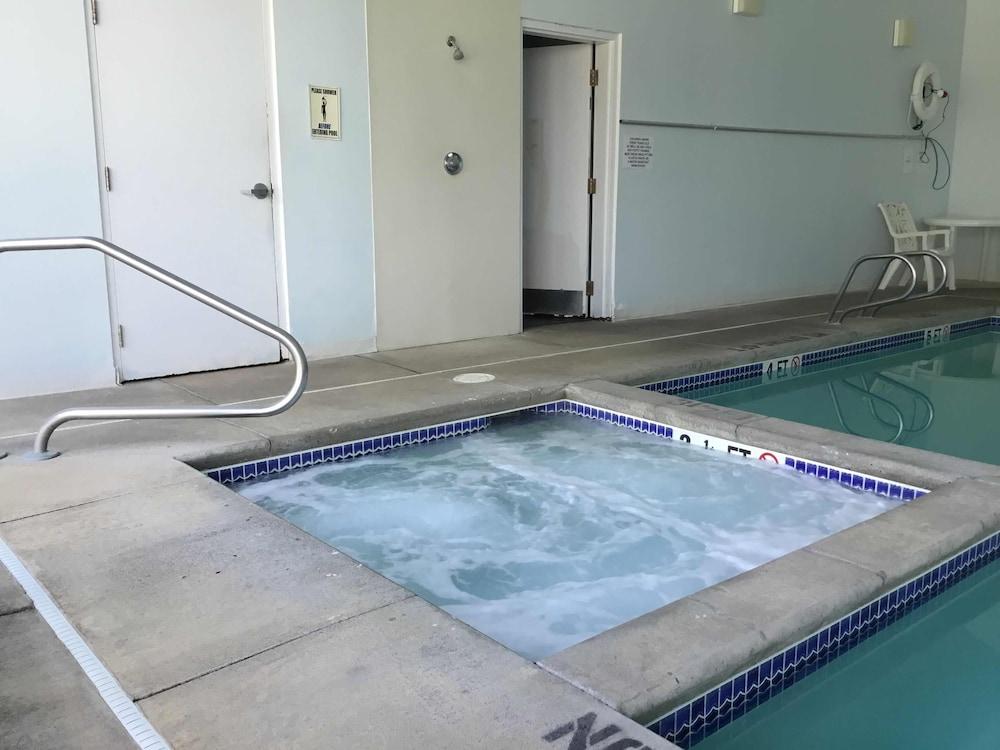 Super 8 By Wyndham Portland/westbrook Area Westbrook
