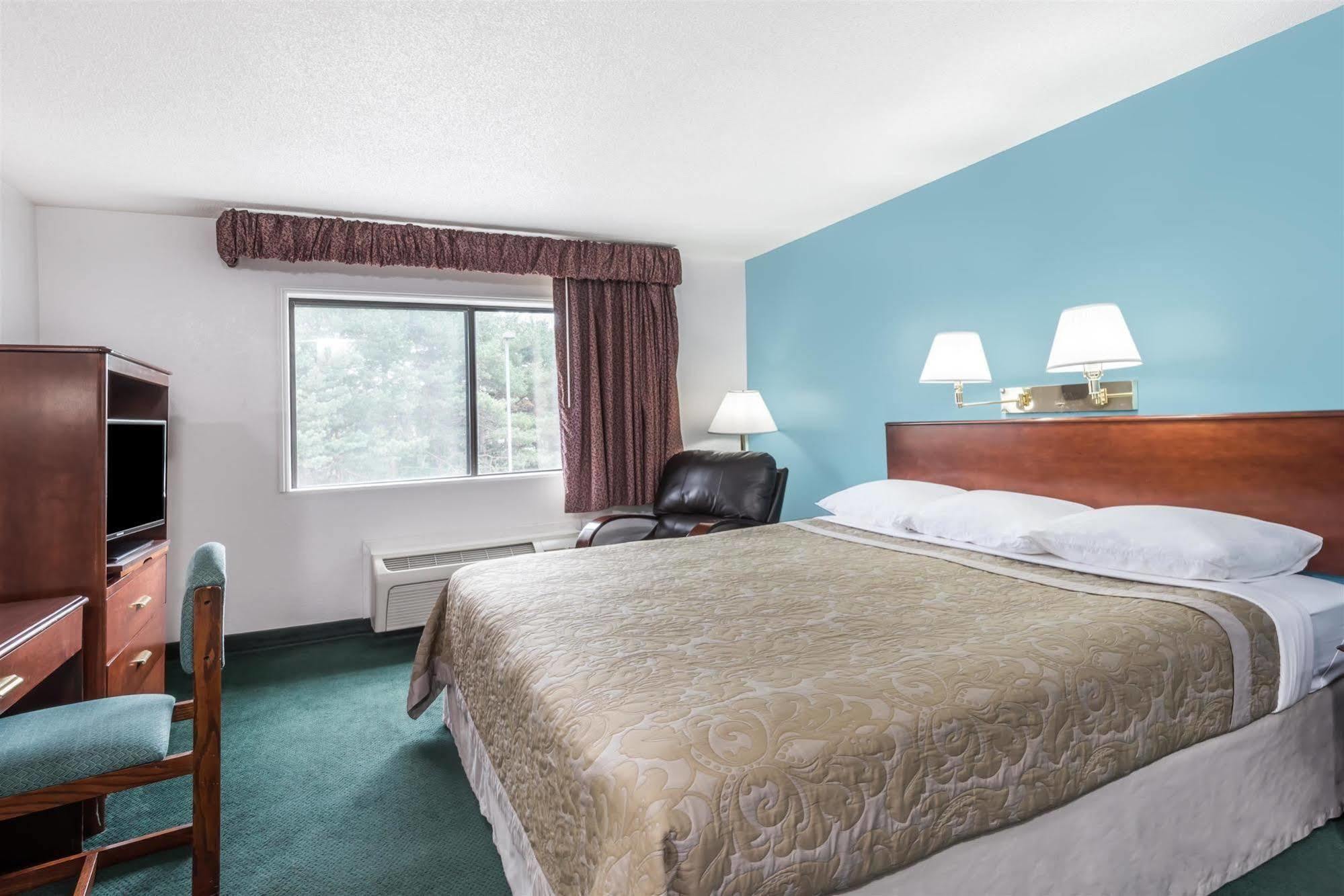 Super 8 By Wyndham Portland/westbrook Area Hotel