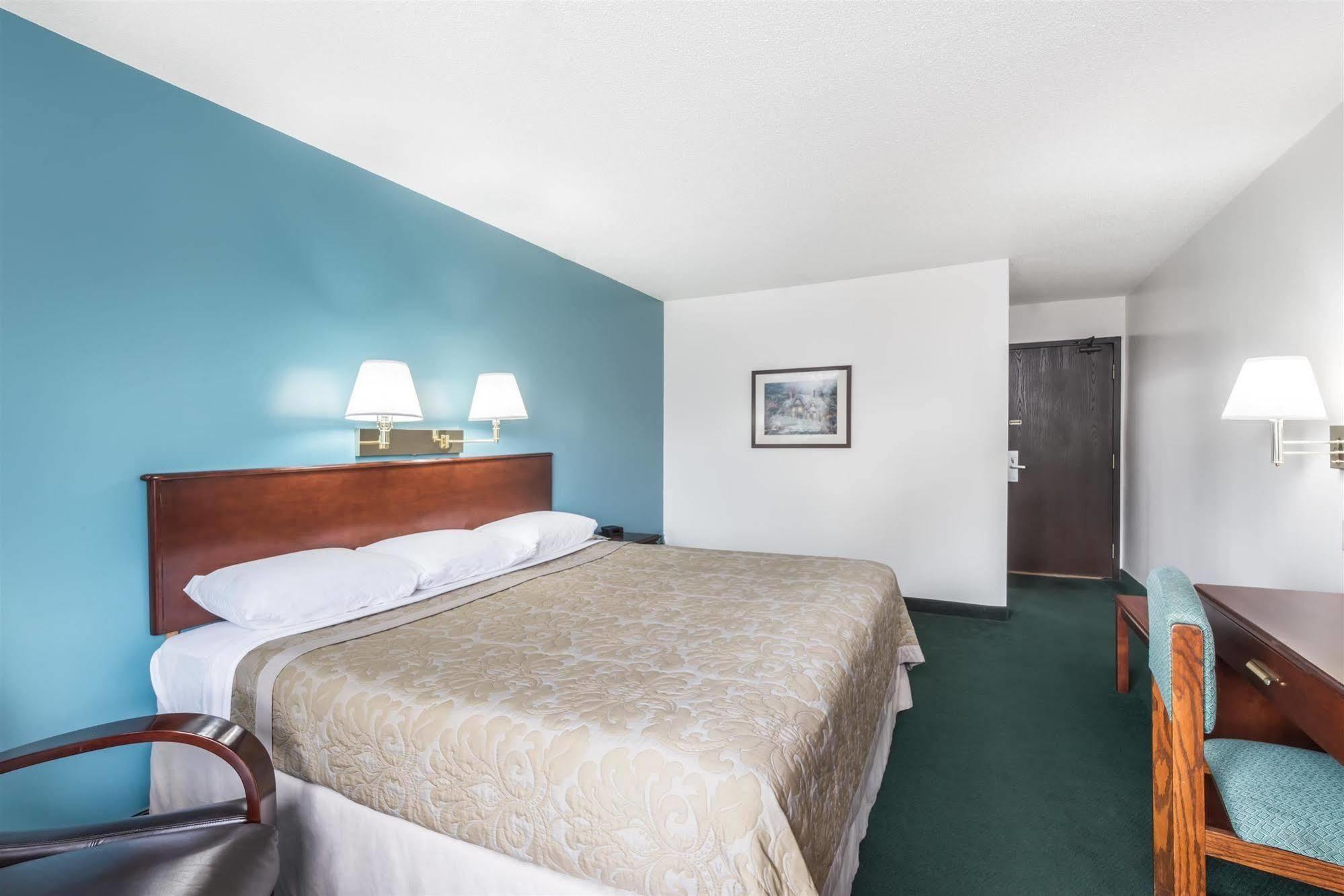 Super 8 By Wyndham Portland/westbrook Area Hotel 2*
