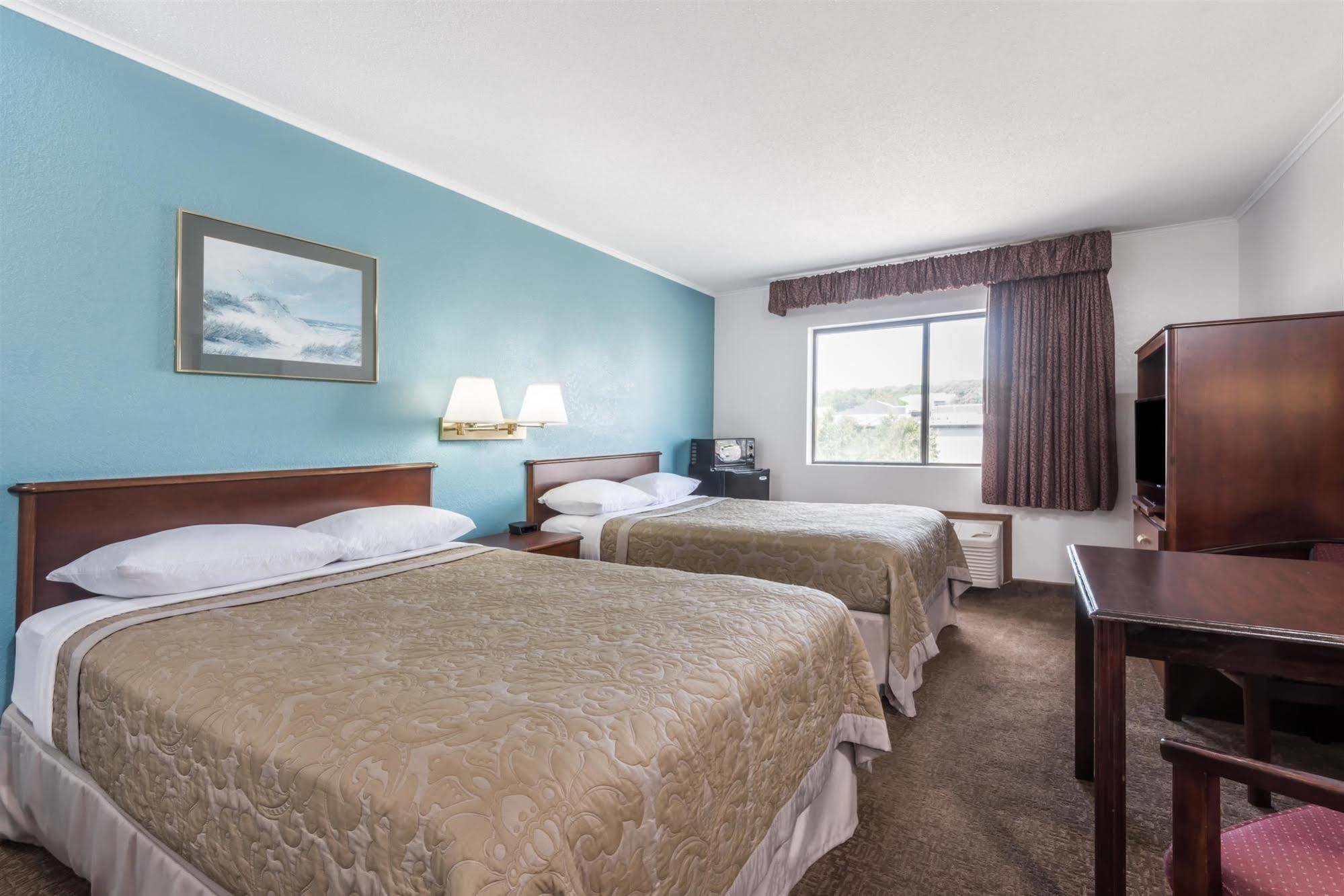 Hotel Super 8 By Wyndham Portland/westbrook Area 2*