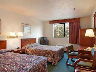Super 8 By Wyndham Portland/westbrook Area