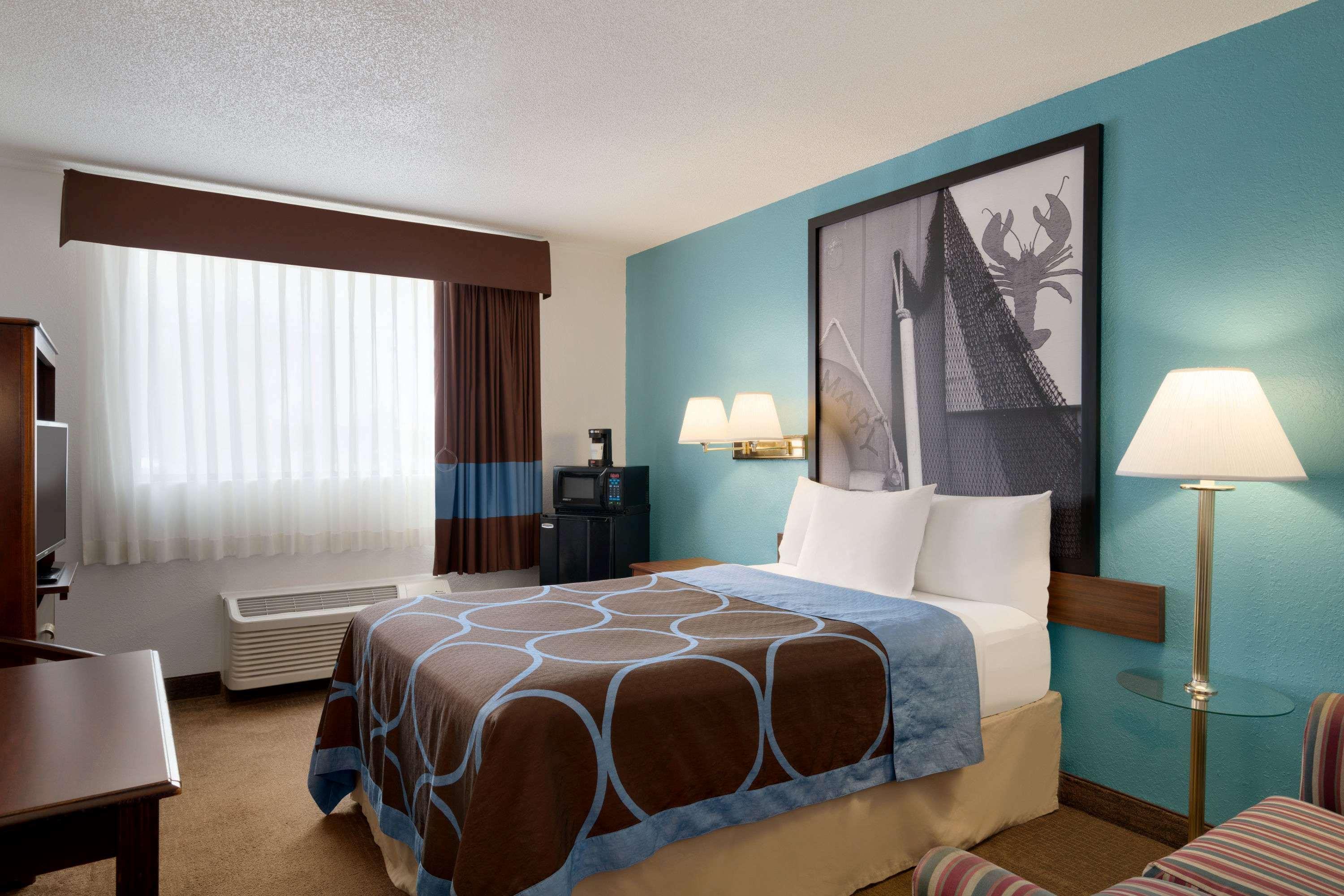 Hotel Super 8 By Wyndham Portland/westbrook Area 2*